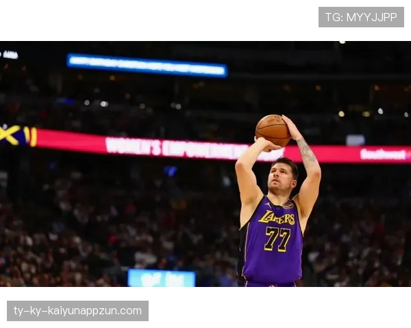 东契奇连续多次单打得分拉开差距，提升球队关键时刻效率