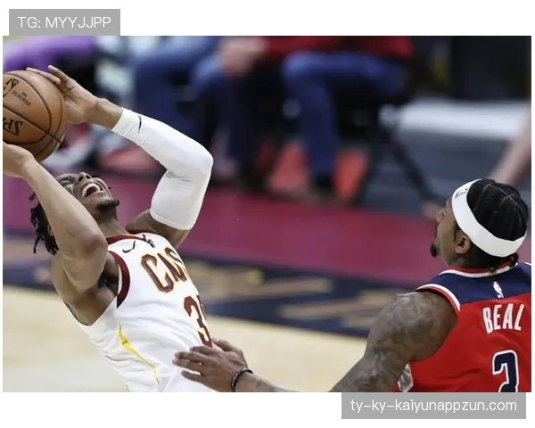 吉尔杰斯-亚历山大突破拉开差距，关键时刻得分效率超哈登